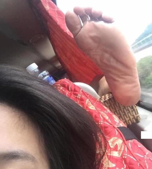 Chân ải chân ai??? ảnh 3 Đang định chụp ảnh tự sướng nào ngờ...