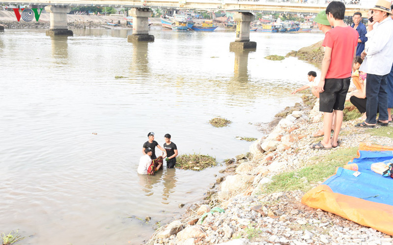 trang dem tim kiem co gai roi xuong dong mai giang hinh 1