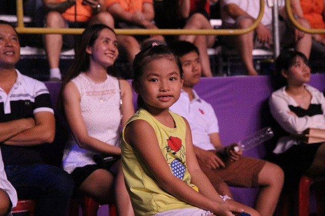 Cô bé tỏ rõ vẻ hào hứng, khi lần đầu được bố mẹ cho đi xem pháo hoa.