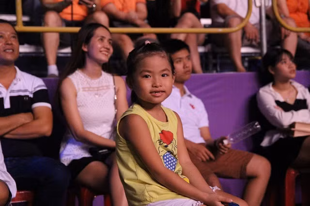 Cô bé tỏ rõ vẻ hào hứng, khi lần đầu được bố mẹ cho đi xem pháo hoa.