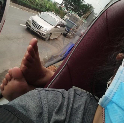 Chân ải chân ai??? ảnh 8 Chỉ là để chân nhờ tí thôi mà.