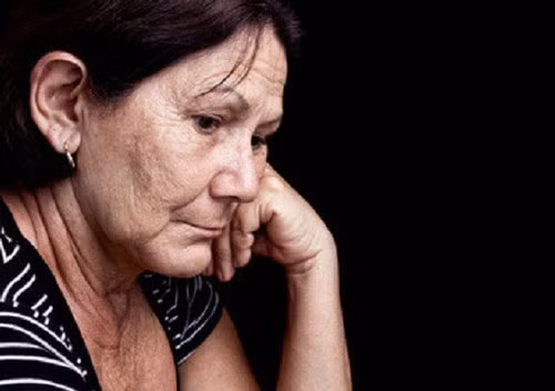 Vô tình nghe cuộc trò chuyện của hai cô con dâu, mẹ chồng choáng váng