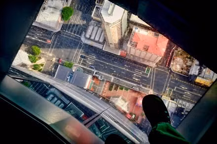 Những đài quan sát đáy kính cao vút khiến du khách run chân ảnh 8