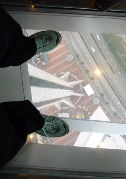 Những đài quan sát đáy kính cao vút khiến du khách run chân ảnh 5