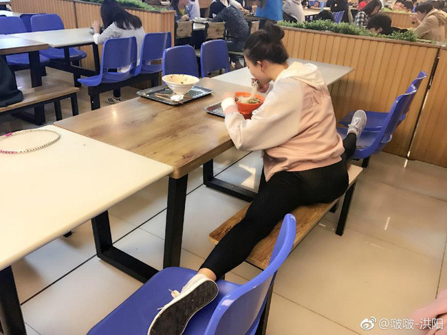 Cô nữ sinh nổi tiếng vì xoạc chân mọi nơi mọi lúc