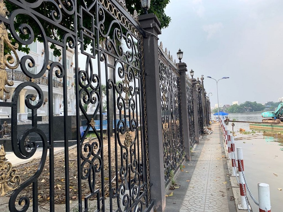 Cổng sau của một biệt thự trên đường Nguyễn Văn Hưởng, quận 2 cách mép sông Sài Gòn chưa đến 50 cm, vi phạm hành lang bảo vệ sông