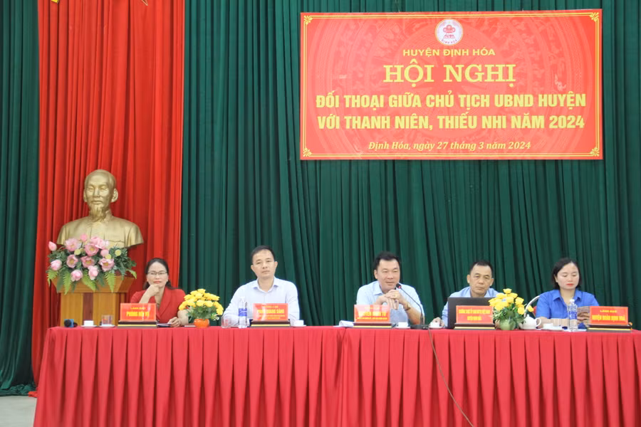 Các đại biểu tại buổi đối thoại.