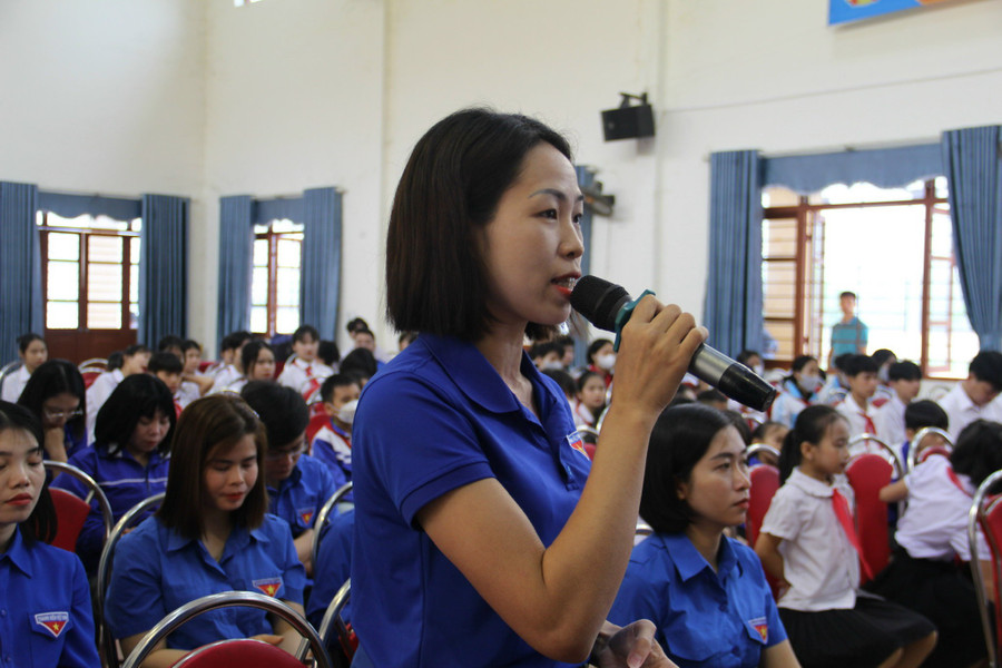 Đoàn viên đặt câu hỏi trong buổi đối thoại. Đoàn viên đặt câu hỏi trong buổi đối thoại.
