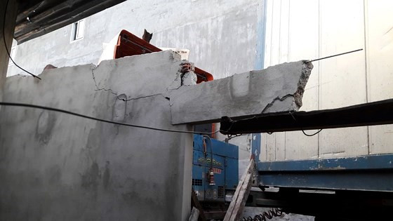 Nhà dân bị hư hỏng nặng. Nhà dân bị hư hỏng nặng.