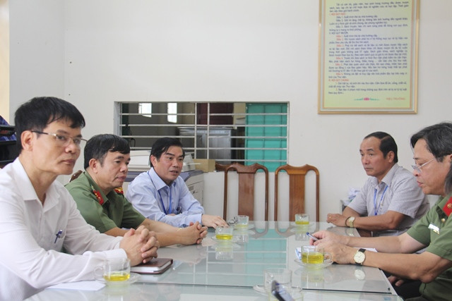 Đoàn công tác của tỉnh nghe lãnh đạo các trường báo cáo công tác thi.