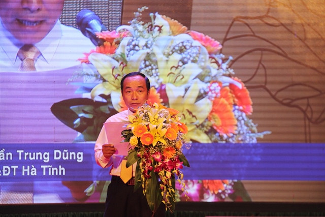 Ông Trần Trung Dũng, Giám đốc Sở GD&ĐT Hà Tĩnh phát biểu tại buổi lễ tuyên dương.
