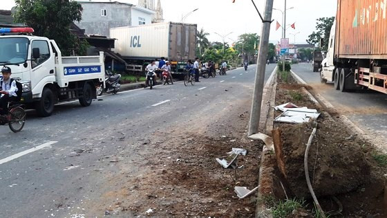 Người dân đi đường một phen hú vía. Người dân đi đường một phen hú vía.