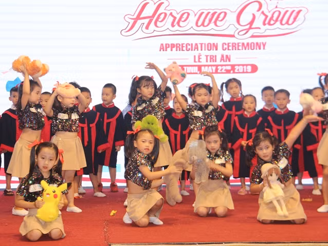 Cùng tiết mục hát múa sôi động.