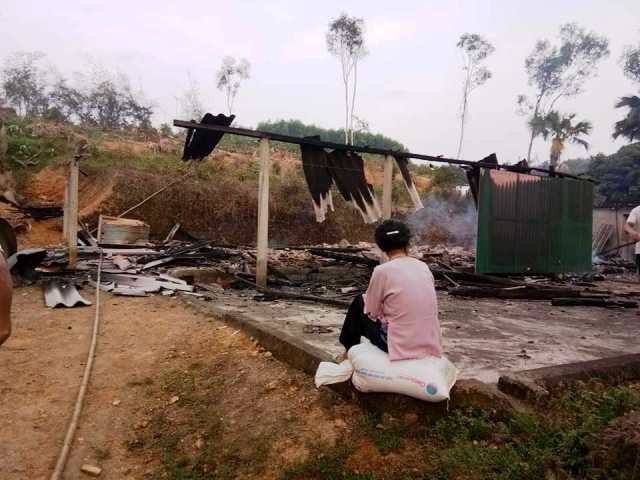 Bà thất thẩn bên cân nhà đã chạy rụi. Bà thất thẩn bên cân nhà đã chạy rụi.