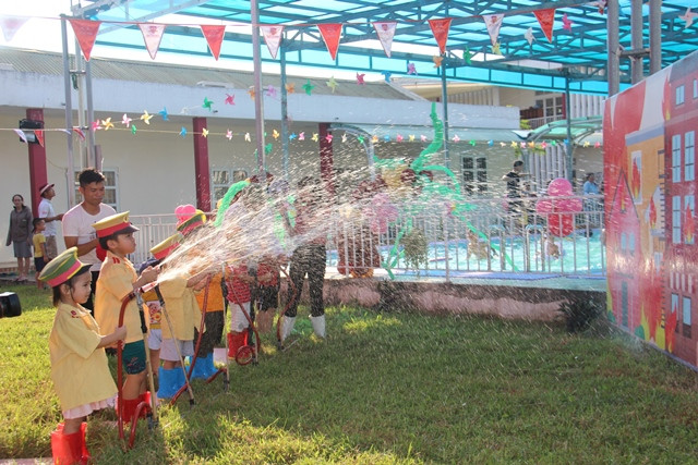Bé làm lính cứu hỏa.