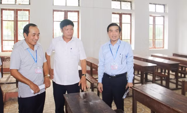 Ông Đặng Quốc Vinh, Phó chủ tịch UBND tỉnh (bên phải), ông Trần Trung Dũng, Giám đốc Sở GD&ĐT (bên trái) kiểm tra cơ sở vật chất tại Trường THPT Mai Thúc Loan. Ông Đặng Quốc Vinh, Phó chủ tịch UBND tỉnh (bên phải), ông Trần Trung Dũng, Giám đốc Sở GD&ĐT (bên trái) kiểm tra cơ sở vật chất tại Trường THPT Mai Thúc Loan.