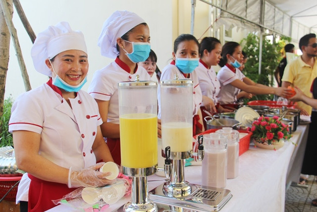 Gian hàng ẩm thực do chính các cô tại trường tự tay làm ra.