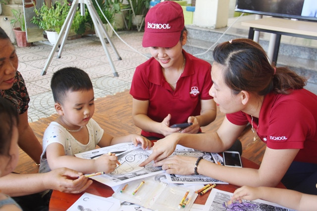 Bé trải nghiệm tô màu.