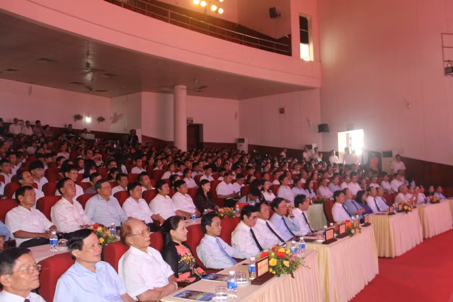 Đông đảo đại biểu, học sinh, giáo viên tham dự buổi lễ. Đông đảo đại biểu, học sinh, giáo viên tham dự buổi lễ.