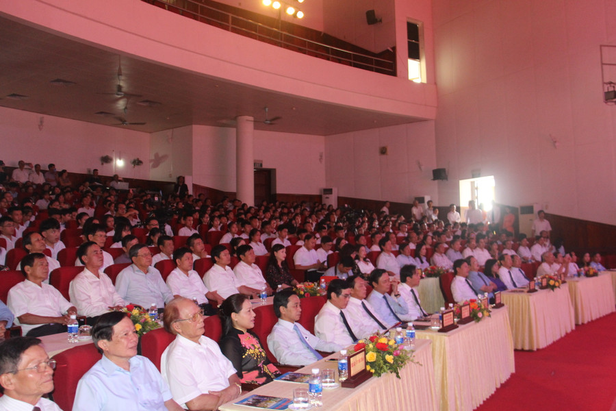 Đông đảo đại biểu, học sinh, giáo viên tham dự buổi lễ.