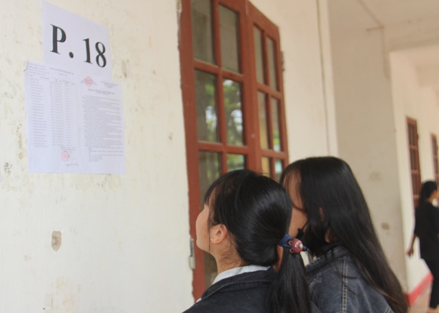 Các thí sinh xem số báo danh và phòng thi.