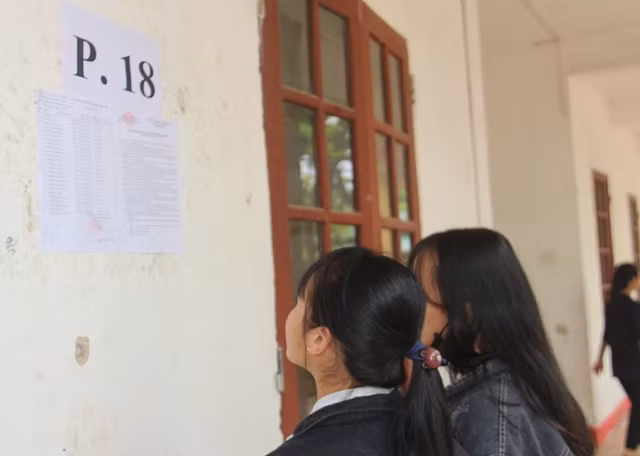 Các thí sinh xem số báo danh và phòng thi. Các thí sinh xem số báo danh và phòng thi.