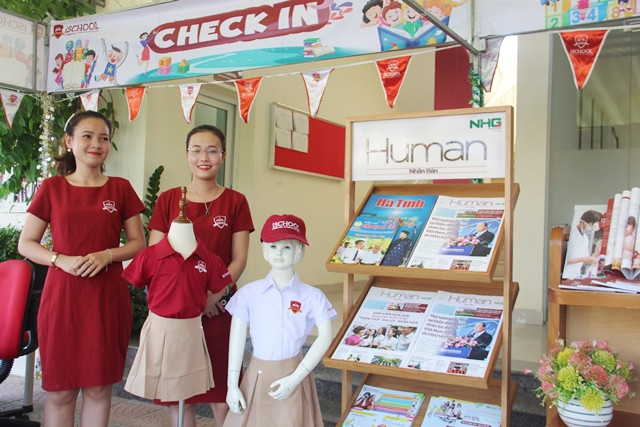 Tại các gian hàng đều được cô giáo hướng dẫn tận tình cho phụ huynh, học sinh.