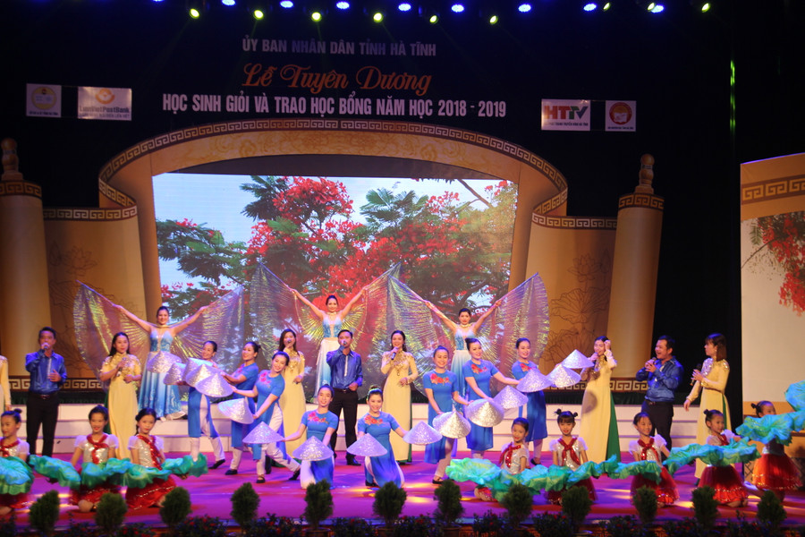 Mở đầu buổi lễ là tiết mục văn nghệ.