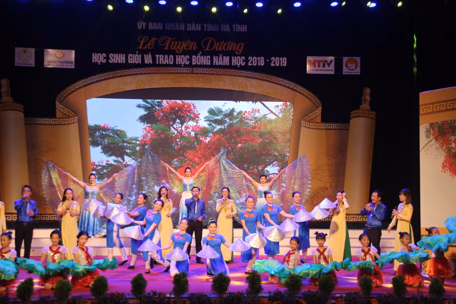 Mở đầu buổi lễ là tiết mục văn nghệ.