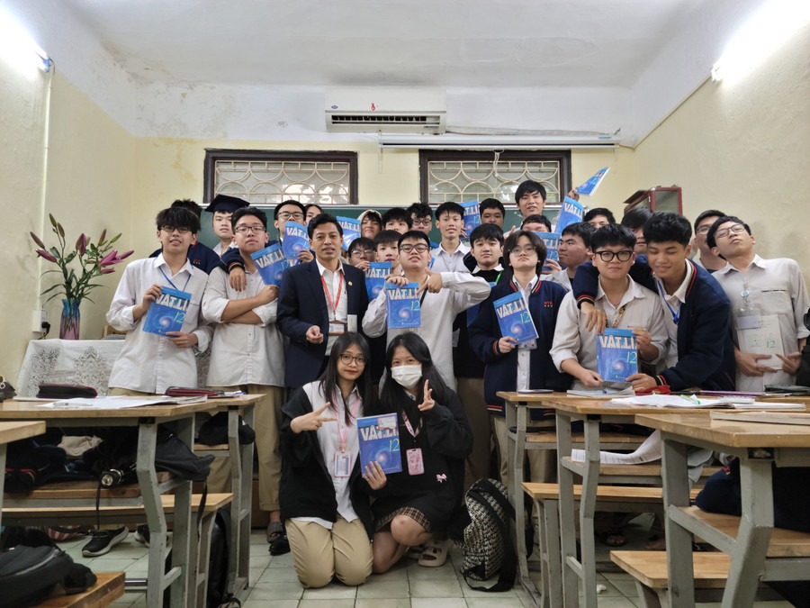 Thầy Phạm Quốc Toản và các em học trò.