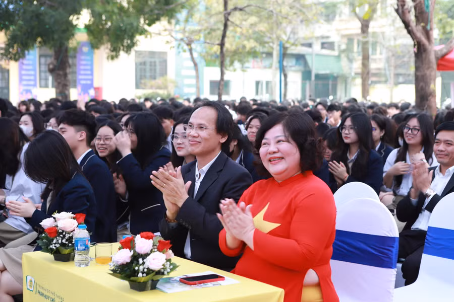 Các thầy cô và học sinh cùng theo dõi các tiết mục văn nghệ tại chương trình.