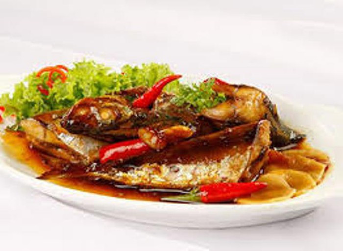 6 sai lầm chế biến cá khiến cả nhà rước bệnh ảnh 2 Cho quá nhiều muối vào nước sốt cá dễ mắc bệnh thận