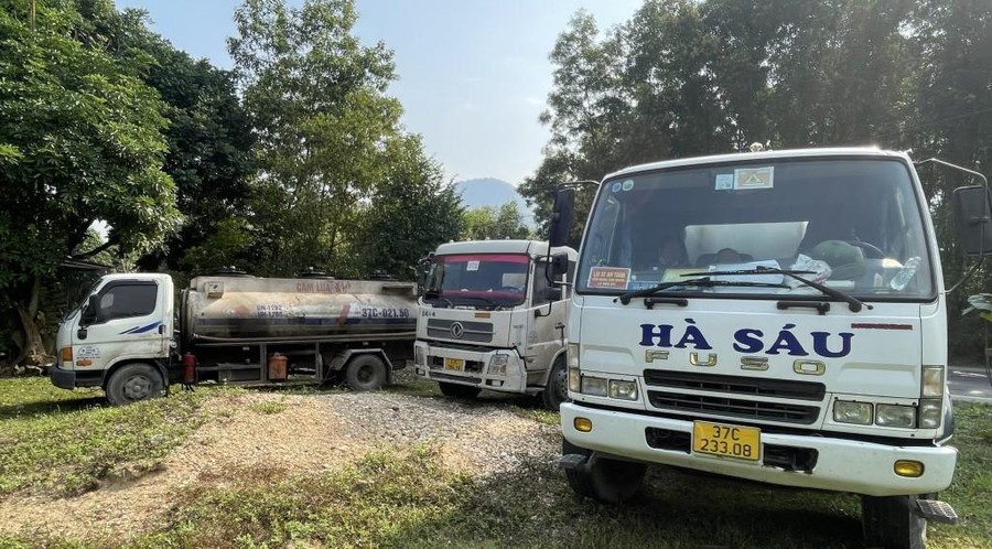 3 xe ô tô bồn tại hiện trường bị công an tạm giữ.