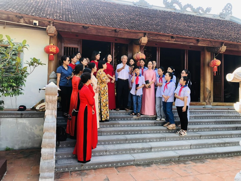 Giáo viên và học sinh tại huyện Lâm Thao nghe giới thiệu về cuộc đời, thân thế Trạng nguyên Vũ Duệ.