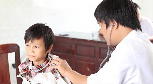 Bác sĩ Nhi hướng dẫn cách phòng bệnh và chăm sóc trẻ em trong mùa nóng ảnh 1