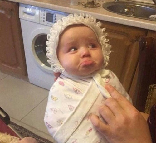 Biểu cảm đáng yêu của bé.