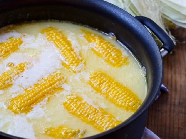 Con gái luộc ngô lại cho thêm cả bơ và sữa, mẹ nhìn thấy thì nhăn mặt nhưng ăn thử mới biết đó là cực phẩm không chê vào đâu được ảnh 3