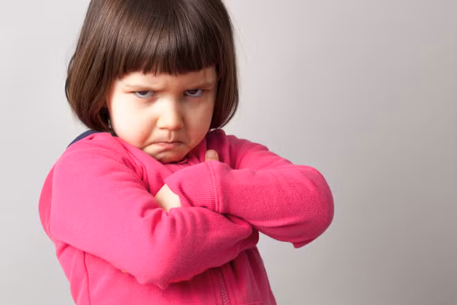 Khen con “rất thông minh”, tưởng khích lệ con mà hóa ra lại gây tác dụng ngược - Ảnh 2.