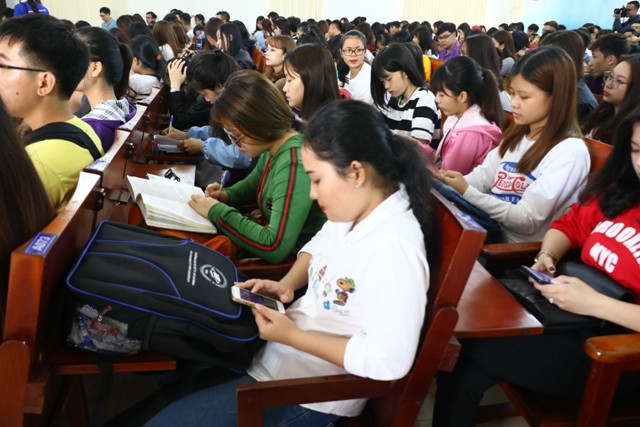 Đông đảo sinh viên tham gia giao lưu “Xu hướng khởi nghiệp”