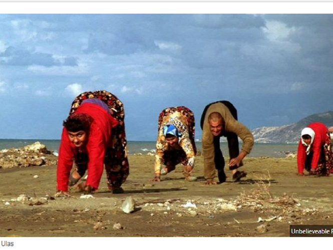 4 trong số 5 anh chị em trong một gia đình ở Thổ Nhĩ Kỳ không đi bằng 2 chân mà đi bằng cả tứ chi /// Ảnh chụp màn hình Tribun News