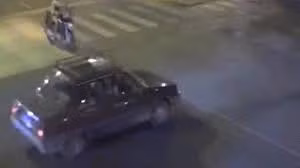 Vượt đèn đỏ, thiếu nữ đi mô tô bay lên nóc ô tô đang chạy