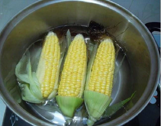 Con gái luộc ngô lại cho thêm cả bơ và sữa, mẹ nhìn thấy thì nhăn mặt nhưng ăn thử mới biết đó là cực phẩm không chê vào đâu được ảnh 2 Con gái luộc ngô lại cho thêm cả bơ và sữa, mẹ nhìn thấy thì nhăn mặt nhưng ăn thử mới biết đó là cực phẩm không chê vào đâu được ảnh 2