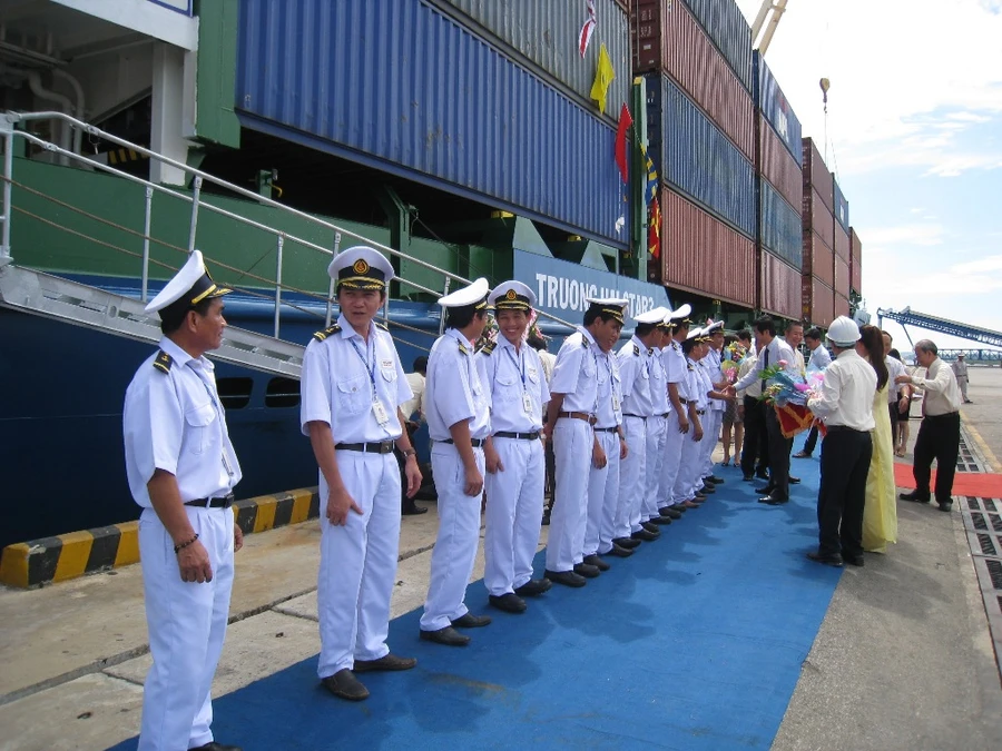 Ông Nguyễn Ngọc Quang - Phó Chủ tịch Thường trực UBND tỉnh Quảng Nam và lãnh đạo Công ty CP Ô tô Trường Hải tặng hoa và chúc mừng thủy thủ tàu Truong Hai Star 3.