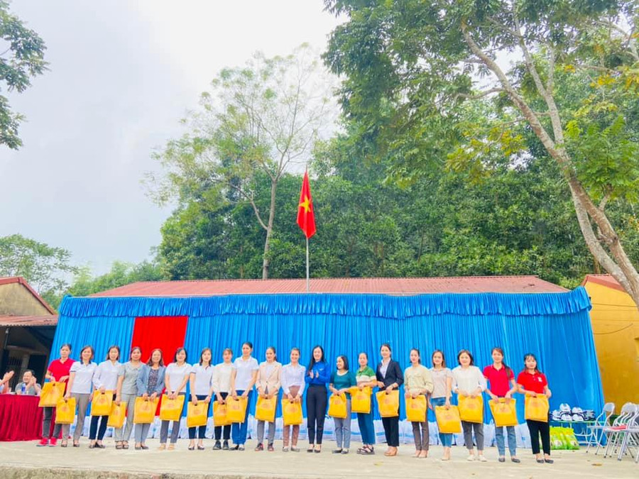 Trao tặng 9 chiếc áo dài cho các cô giáo đang giảng dạy tại trường Tiểu học Yên Cư. Trao tặng 9 chiếc áo dài cho các cô giáo đang giảng dạy tại trường Tiểu học Yên Cư.