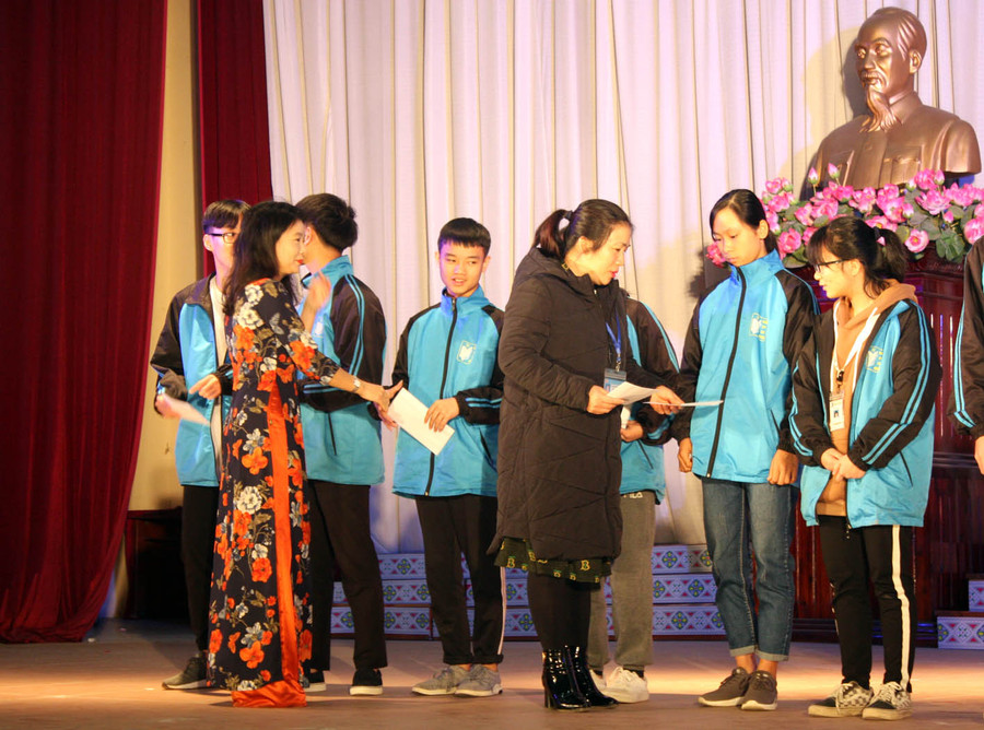 Ban giám hiệu tặng quà cho các em học sinh có hoàn cảnh khó khăn.