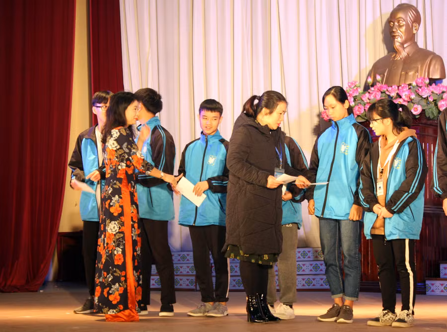 Ban giám hiệu tặng quà cho các em học sinh có hoàn cảnh khó khăn.