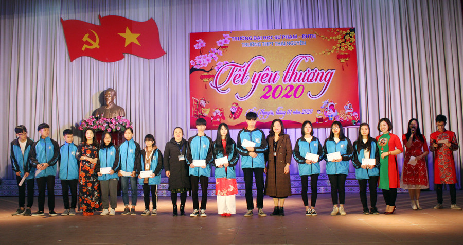 Các em học sinh nhận quà trong chương trình Tết yêu thương