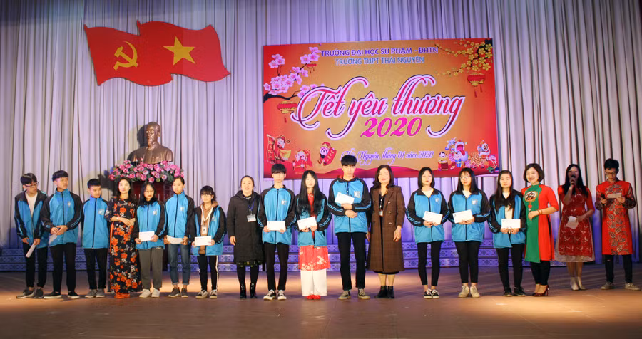 Các em học sinh nhận quà trong chương trình Tết yêu thương