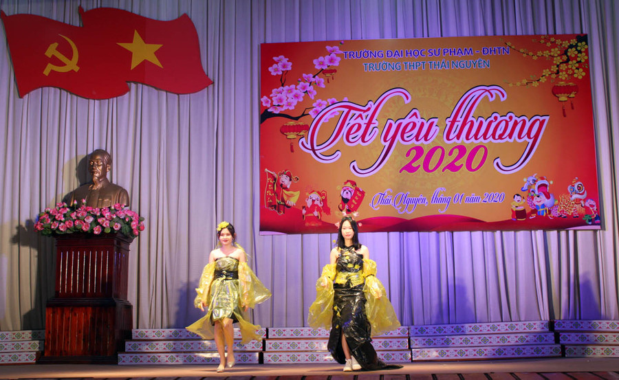 Tiết mục biểu diễn thời trang mang chủ đề "Môi trường xanh" của các em học sinh trường THPT Thái Nguyên