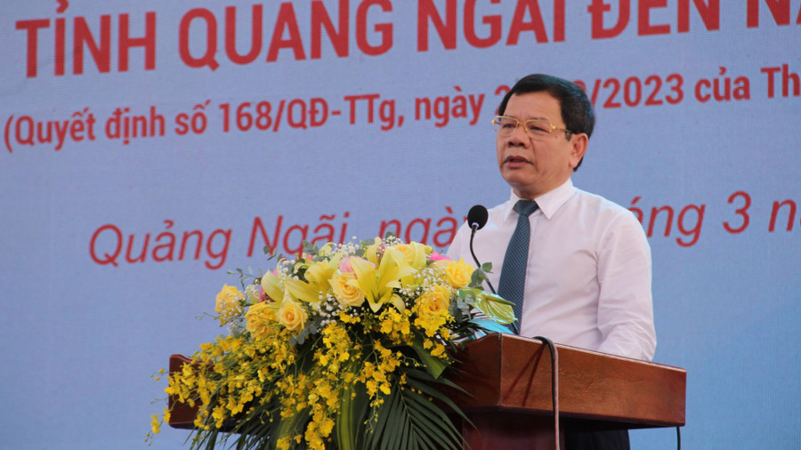 Ông Đặng Văn Minh - Chủ tịch UBND tỉnh Quảng Ngãi, phát biểu tại buổi lễ.